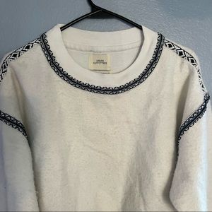 Fuzzy Inside OutWhite Sweater/ Sweatshirt w/ Aztec Lining Pattern